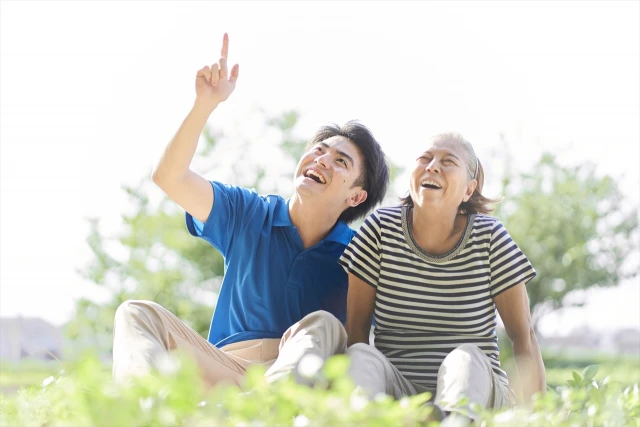 空を見て笑う二人