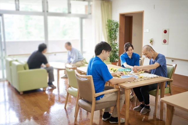 リハビリをする患者さんとスタッフ