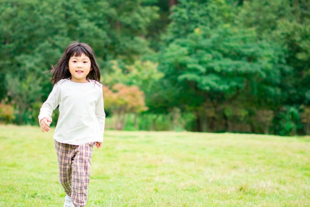 草原を走る女の子