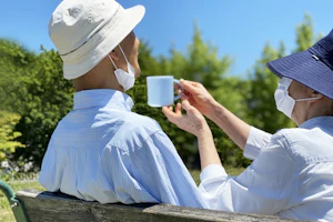 日向にいる老夫婦