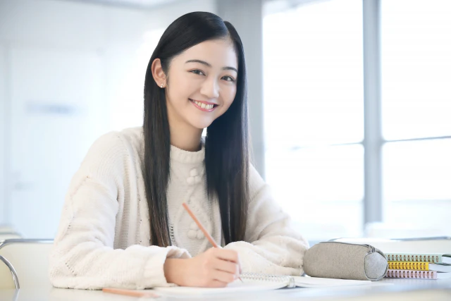 ほほ笑む女性