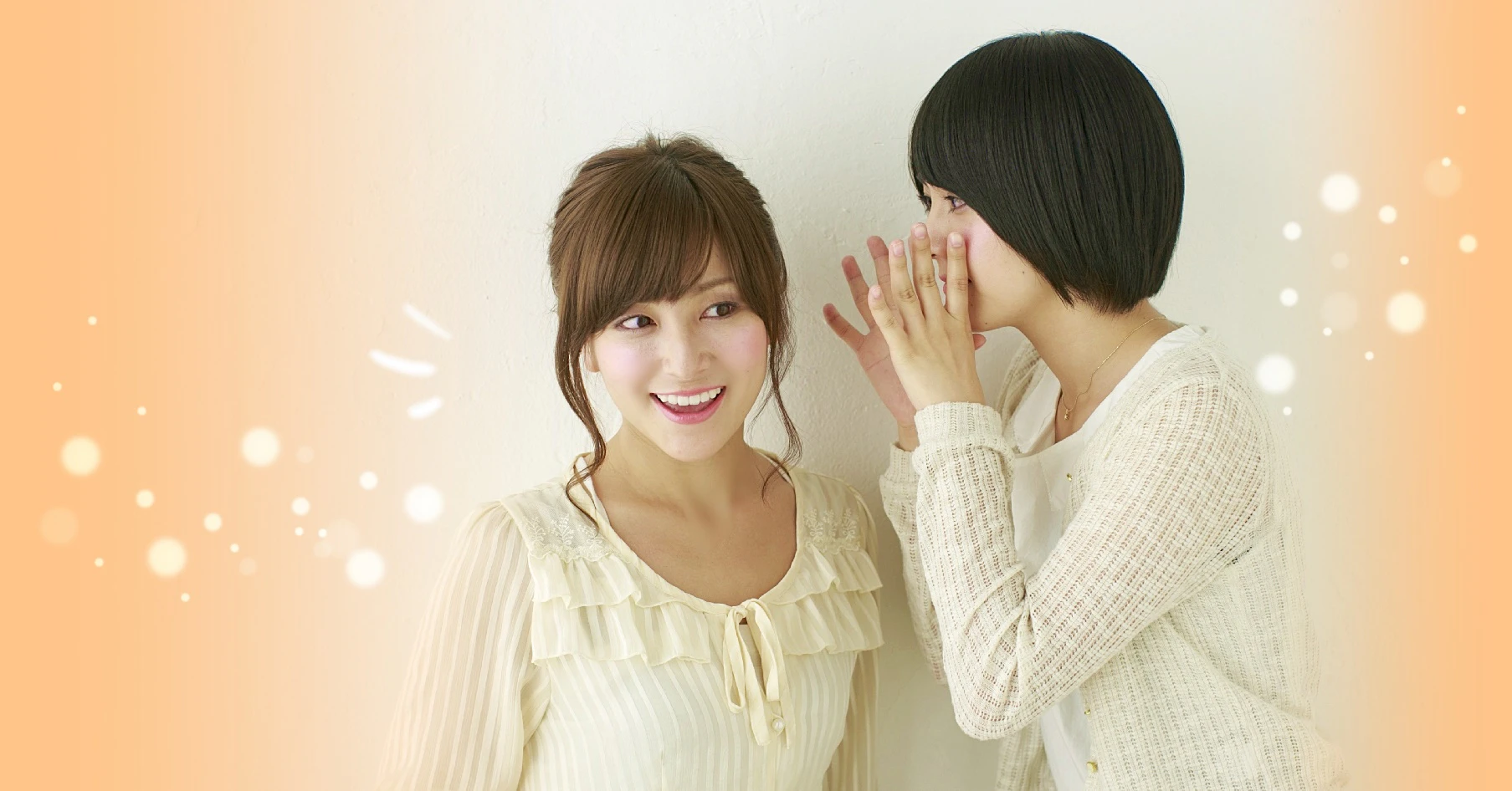 耳打ちする女性の写真