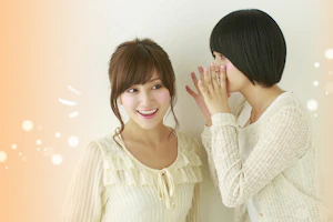 耳打ちする女性の写真