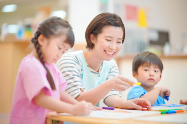 笑顔の保育士と園児