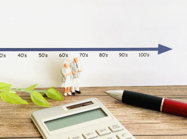 電卓とシャーペン、老夫婦のミニチュア人形