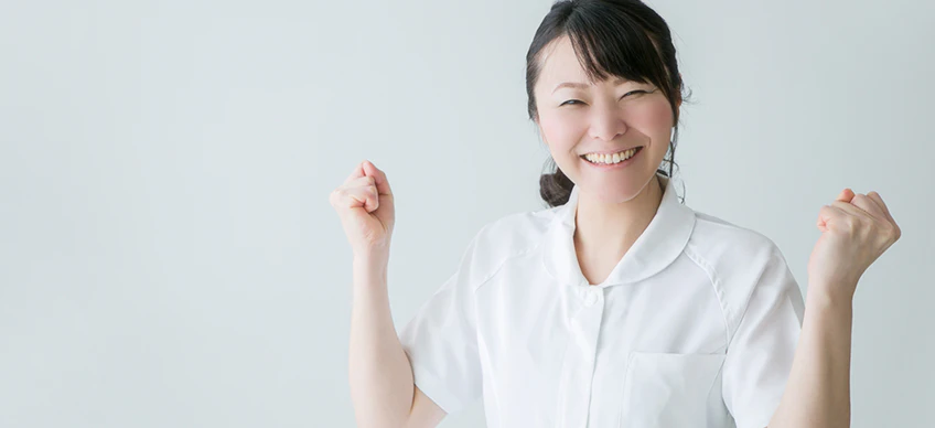 女性がガッツポーズをしている