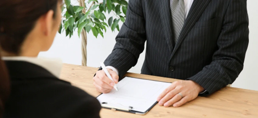 理学療法士の面接を受ける女性