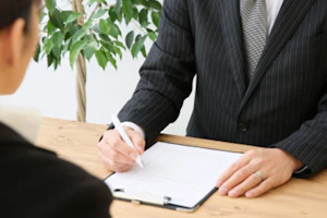 理学療法士の面接を受ける女性