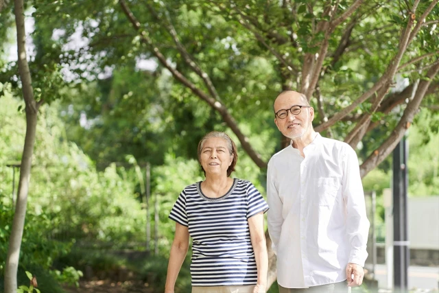 森の中を歩く老夫婦