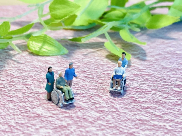 介護のスタッフや患者のミニチュア人形