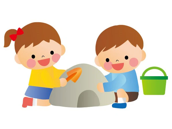 砂場で遊ぶ子ども