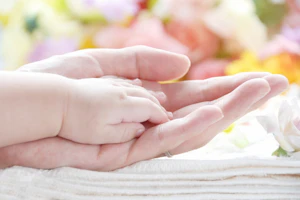 お母さんとあかちゃんの手