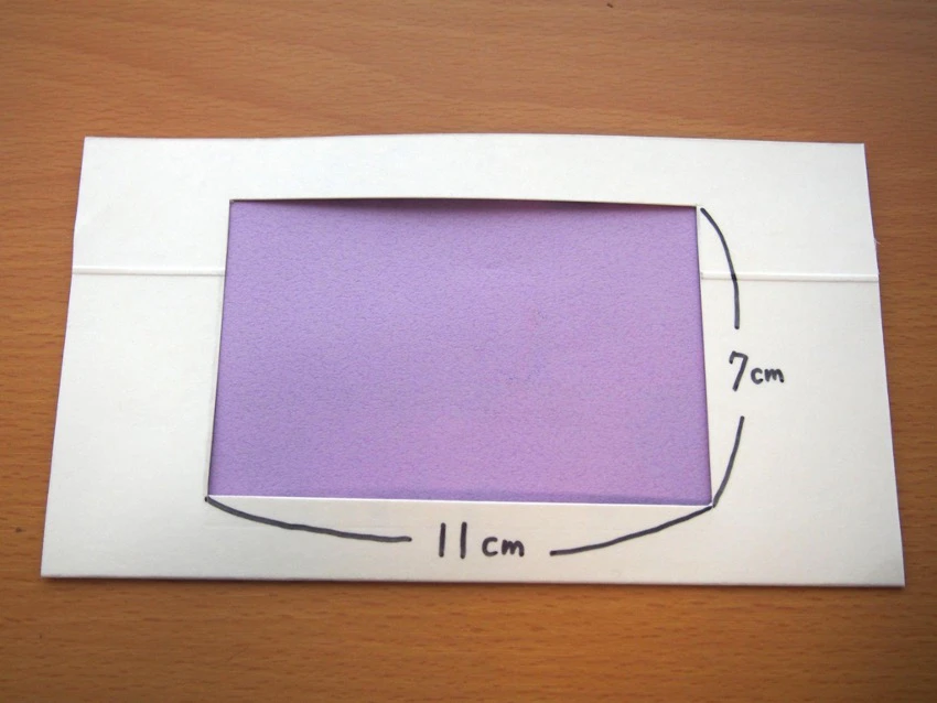 写真立てに加工している最中の牛乳パック