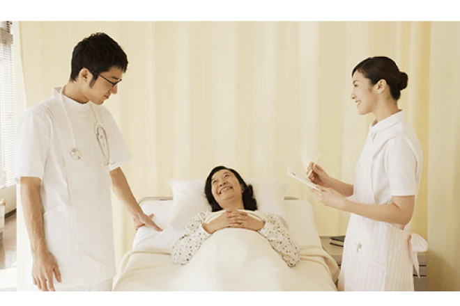 患者さんに寄り添う男女のナース