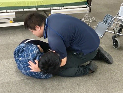 利用者さんの上体を引くように起こす