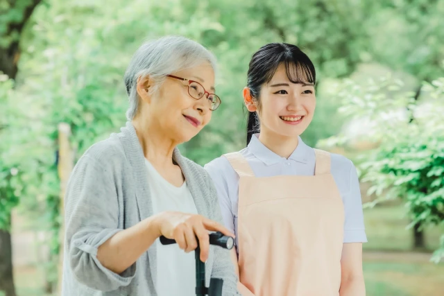 年配の女性とスタッフ