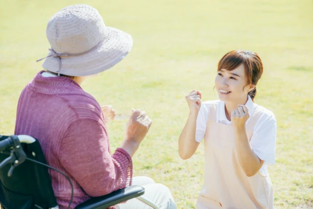 女性とスタッフ
