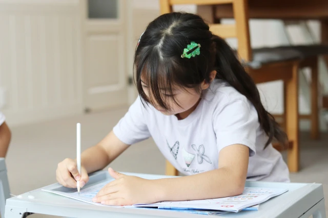 勉強をする女の子