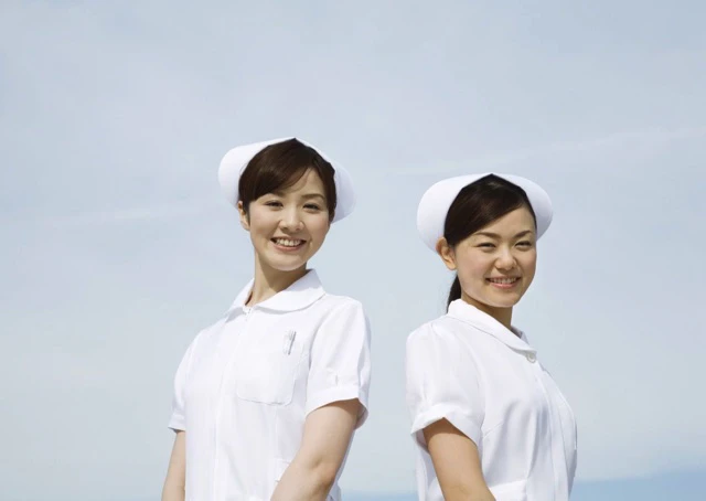 看護師2人が笑顔で立っている