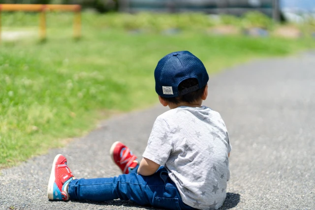道に座る幼児
