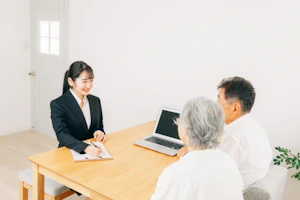 話を聞くケースワーカーさん