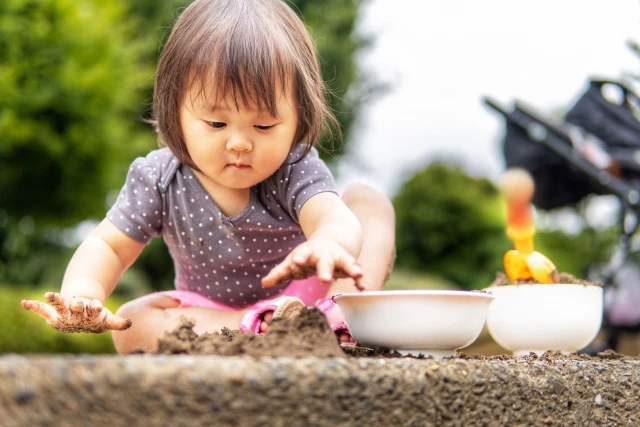 砂遊びする女の子