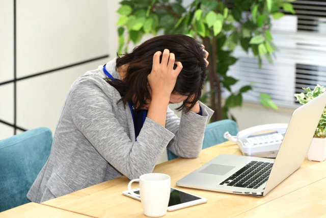 頭を抱えている女性
