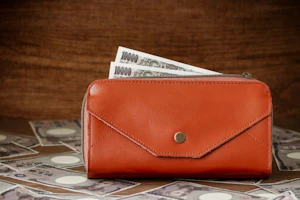 お財布の中から万札が溢れている画像