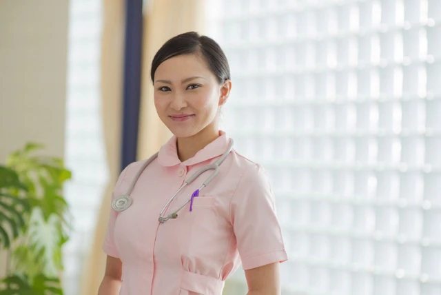 微笑んでいる看護師