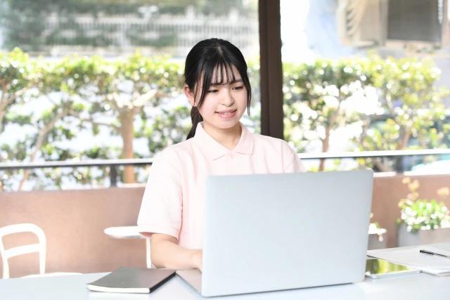 パソコンに向かう女性