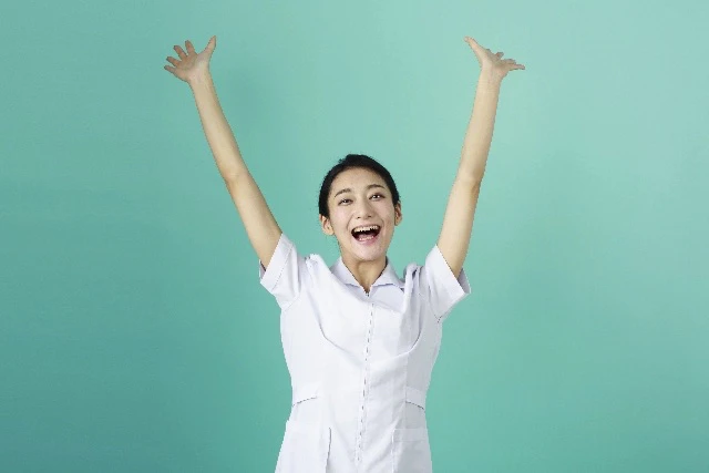 万歳をして喜んでいる看護師