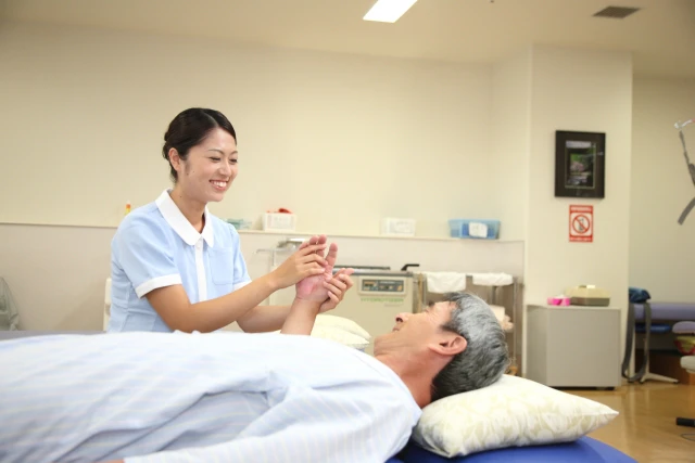 患者さんの手を握る看護師さん