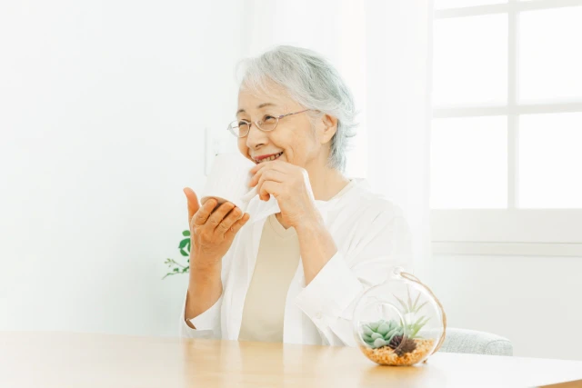 飲み物を飲む女性