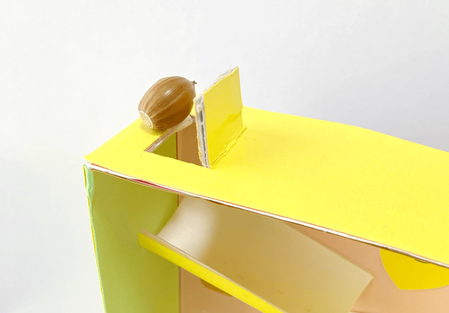 スタート部分に切れ込みを入れる様子