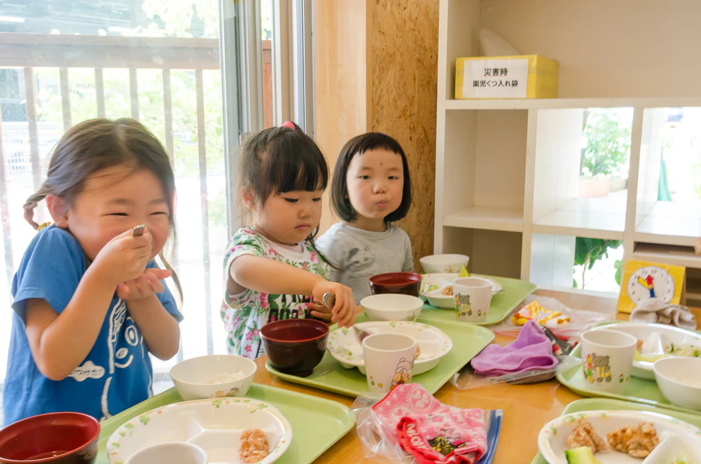 ランチをほおばる子ども達