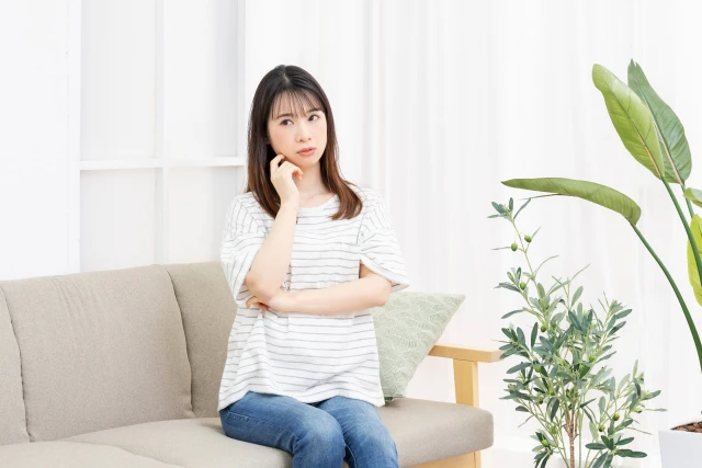 考える女性