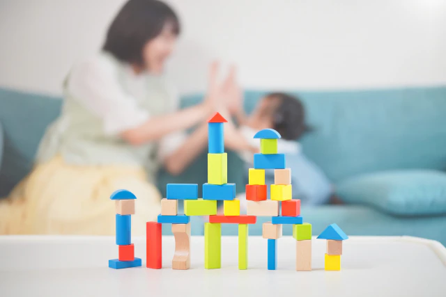 積み木で遊ぶ親子