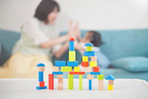 積み木で遊ぶ親子