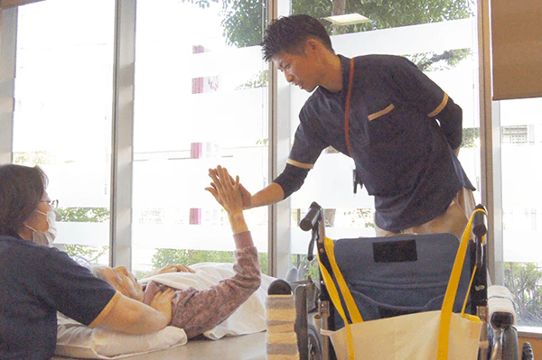 介護施設「ケアネット徳洲会」にて利用者の方と介護職員さんとのふれあい