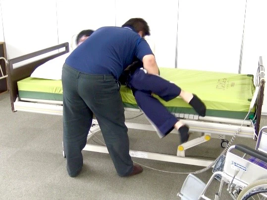 てこの原理と遠心力を利用して回し起こす