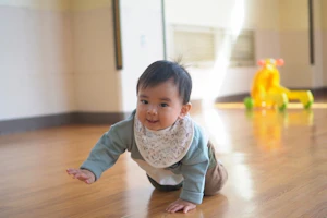 ハイハイですすむ赤ちゃん