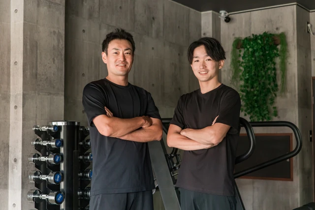 並んで立つ男性スタッフ