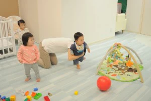 あそぶ子どもたち