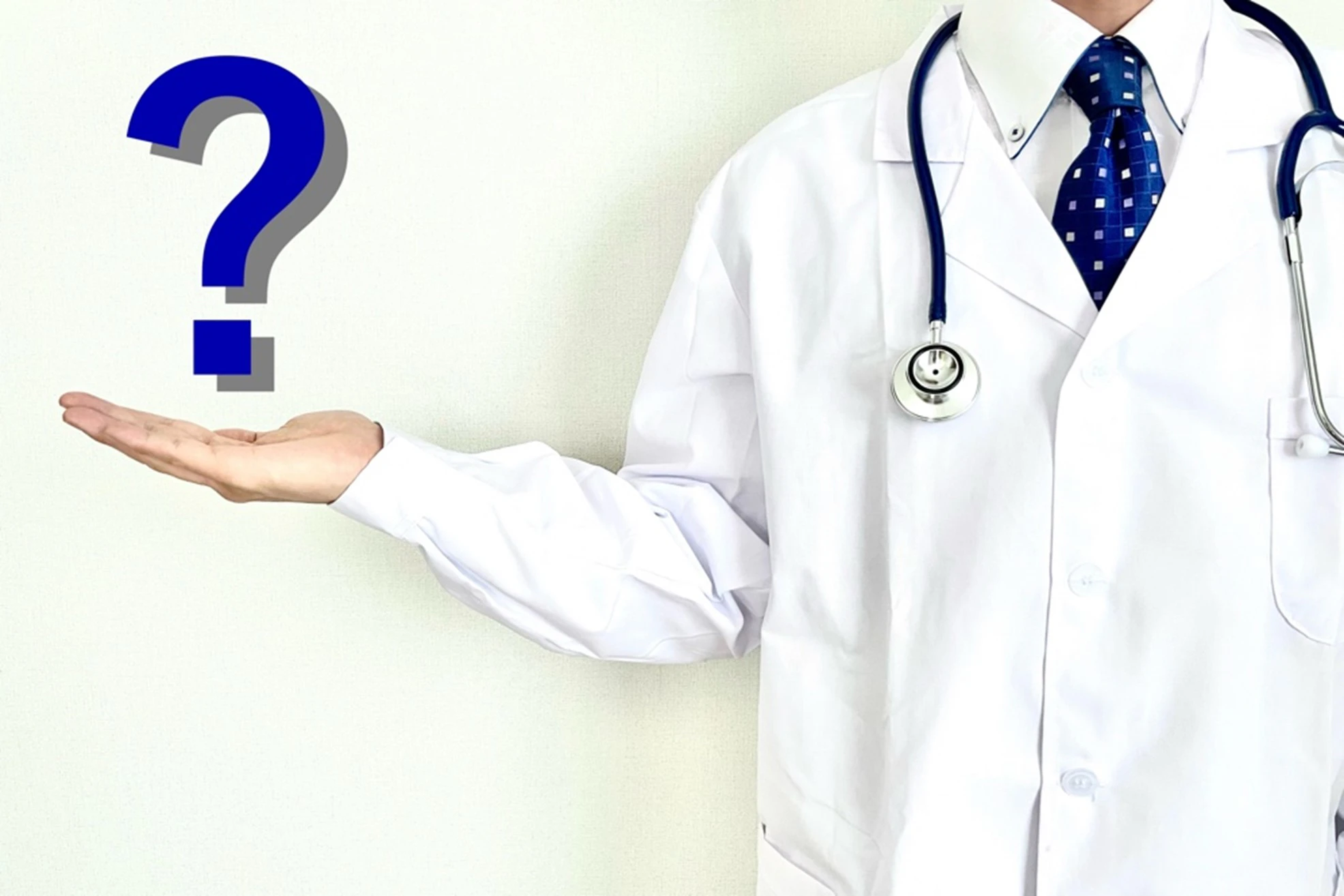 クエスチョンマークと男性医師