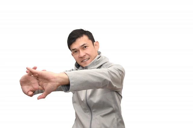 腕を伸ばす男性