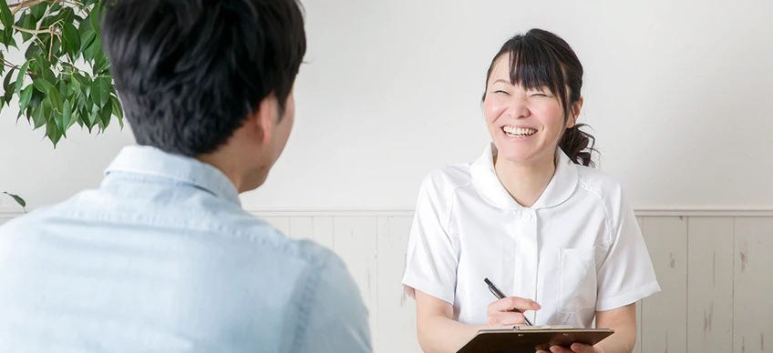 笑顔で患者さんと話す女性作業療法士