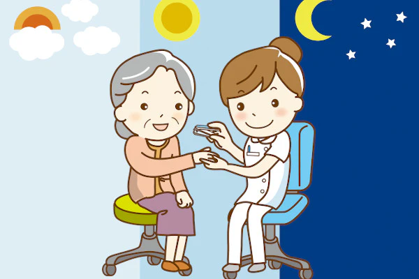朝昼夜患者さんの爪切りをしている看護師