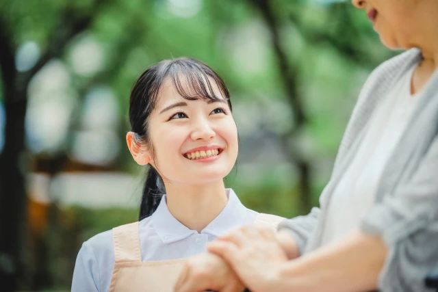 笑顔で接するスタッフ