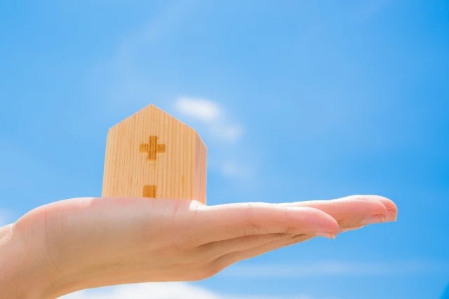 手のひらの上に病院のおもちゃをのせてる