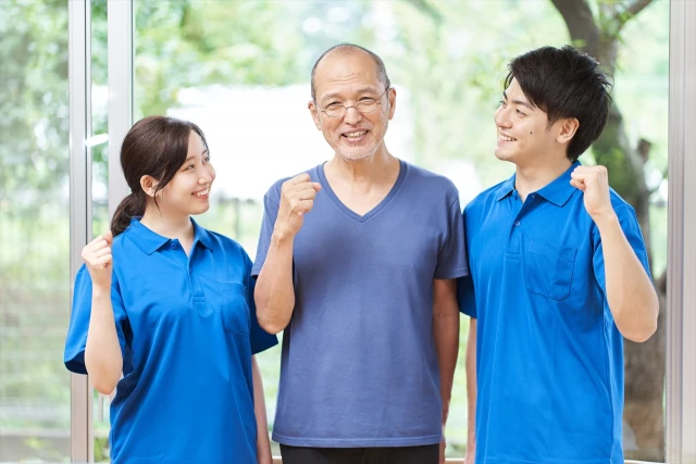 高齢者とスタッフ